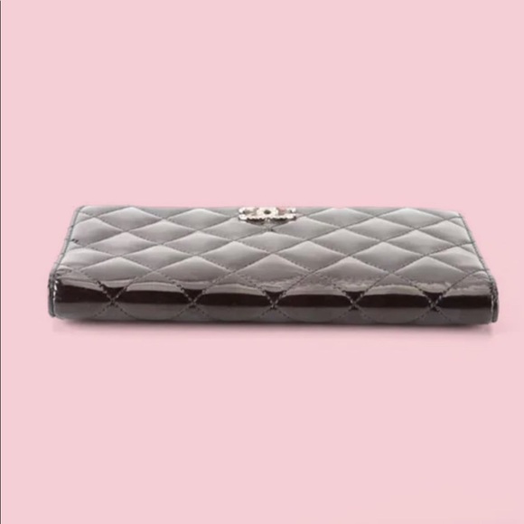 Chanel CC Yen Wallet in Quilted Patent Leather - Picture 4 of 12